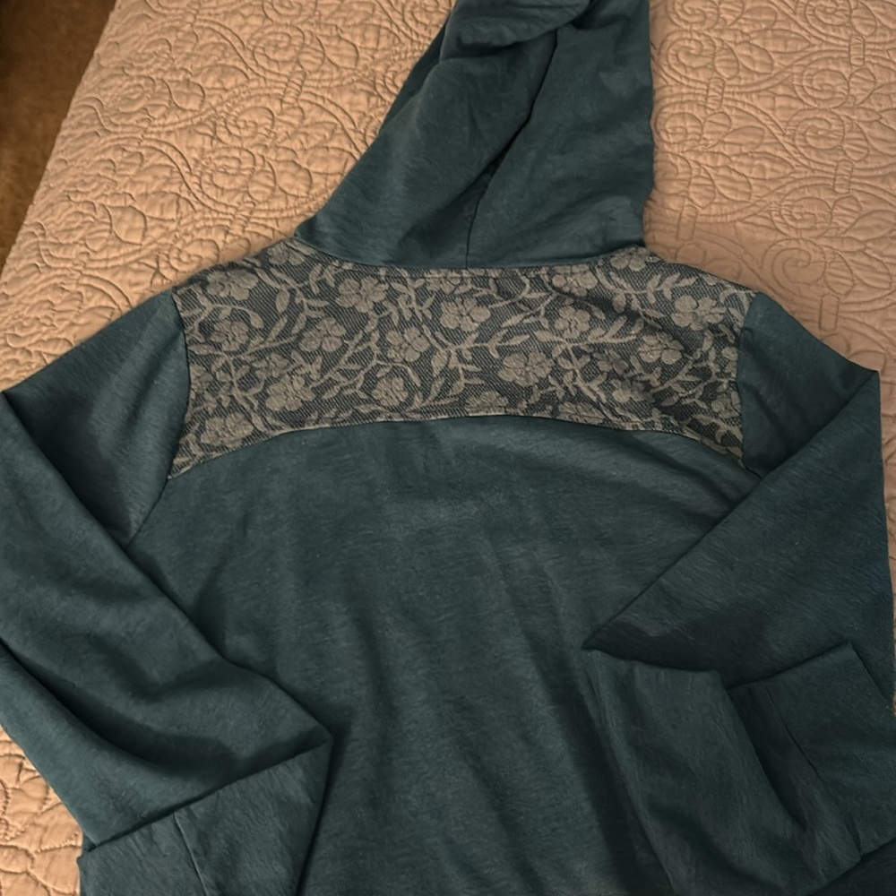 Sweater size Large - Picture 3 of 3